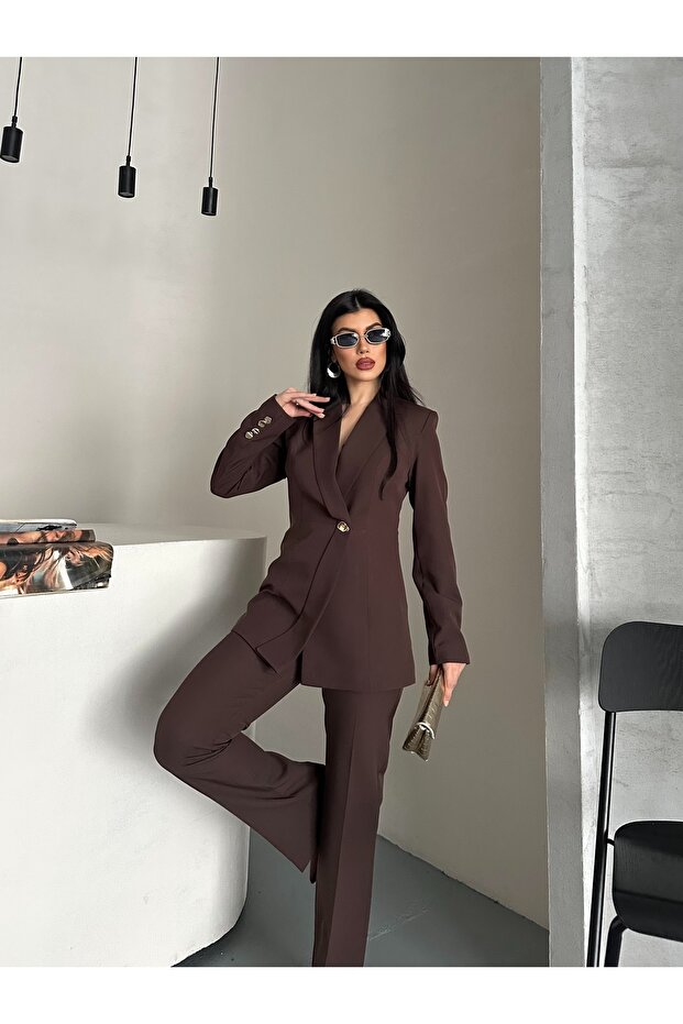 تصميم بدلة سترة وبنطلون غير متماثلة بزر واحد - 8