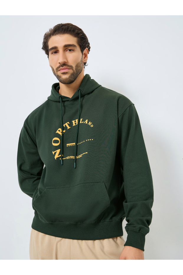 Men Green Graphic Print Relaxed Hoodie