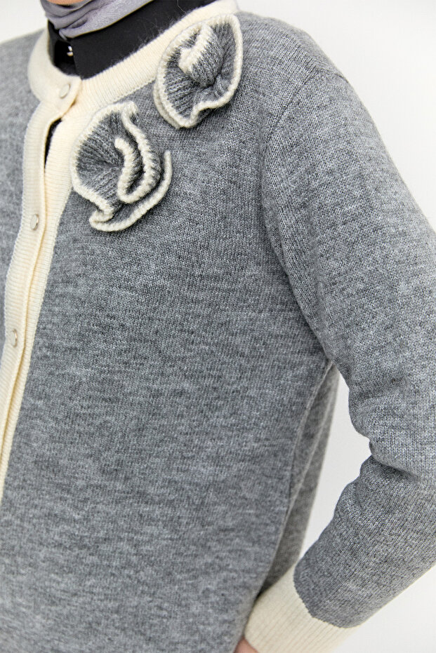 Çiçek Aplikeli Düğmeli Triko Hırka - 4