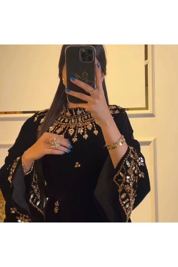 فستان سهرة فاخر من المخمل الأسود