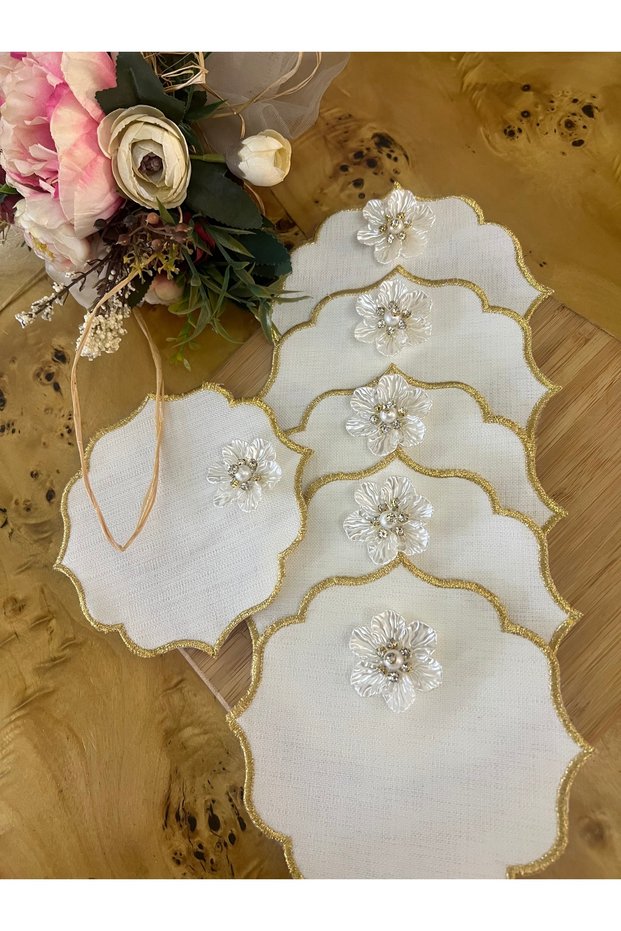 6 Pieces of Embroidered Stain-Resistant Gardenia Fabric Cocktail & Coffee Presentation Napkins with Flower Brooches