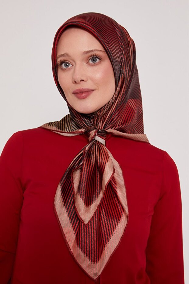 وشاح كريستالي لامع بنمط خطوط هندسية - 1