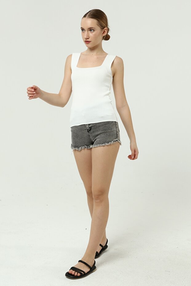 بلوزة ذات رقبة مربعة وأشرطة سميكة - 4