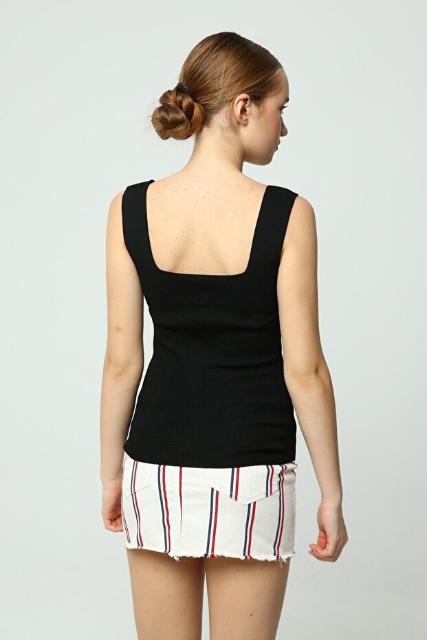 بلوزة ذات رقبة مربعة وأشرطة سميكة - 7