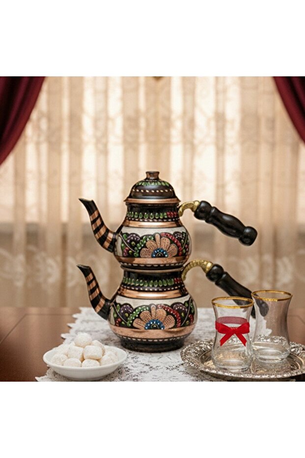 إبريق شاي صغير من النحاس المطلي بالمينا