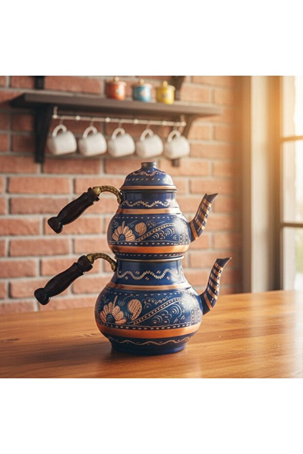 إبريق شاي كبير من النحاس المطلي بالمينا