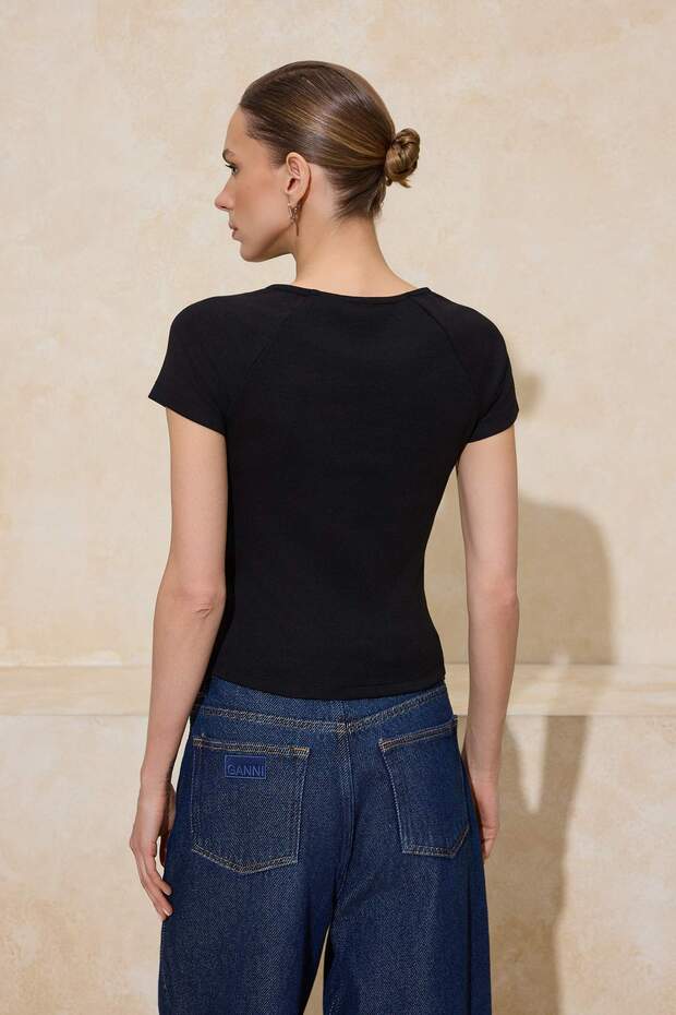 Siyah Fitted/Vücuda Oturan Kayık Yaka Kısa Kollu Crop Pamuk Ribana Örme Bluz TWOSS26BZ00276 - 4