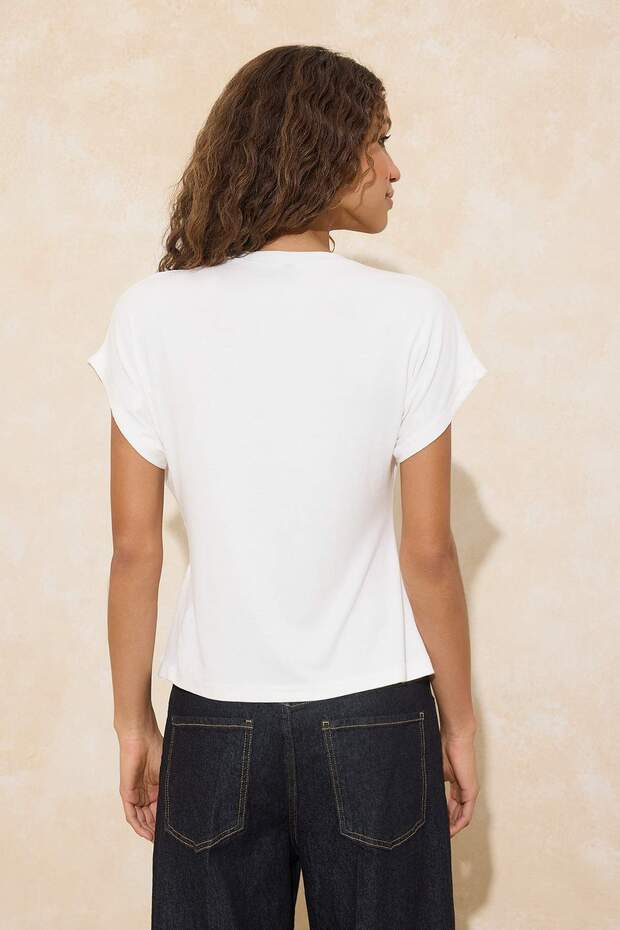 Ekru Relaxed/Rahat Kalıp Kayık Yaka Büzgülü Yumuşak Örme T-Shirt TWOSS26BZ00270 - 4