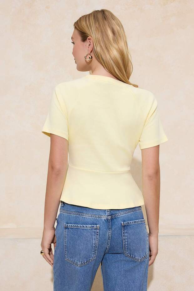 Sarı Peplum Reglan Kol Kısa Kollu Aksesuar Detaylı İnterlok Örme Bluz TWOSS26BZ00242 - 4
