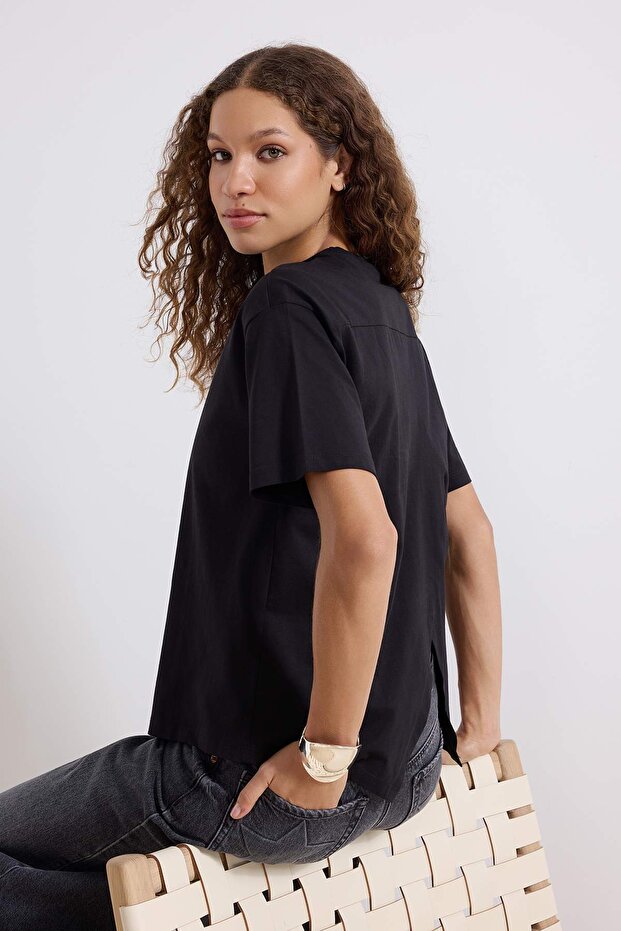 Siyah %100 Süprem Oversize/Geniş Kesim Asimetrik Sırt Detaylı Örme T-Shirt TWOSS25TS00040 - 2