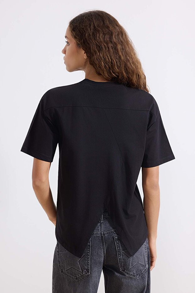 Siyah %100 Süprem Oversize/Geniş Kesim Asimetrik Sırt Detaylı Örme T-Shirt TWOSS25TS00040 - 4