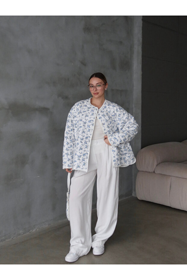 سترة كابيتون كبيرة الحجم مع حقيبة مزينة بالزهور - 1