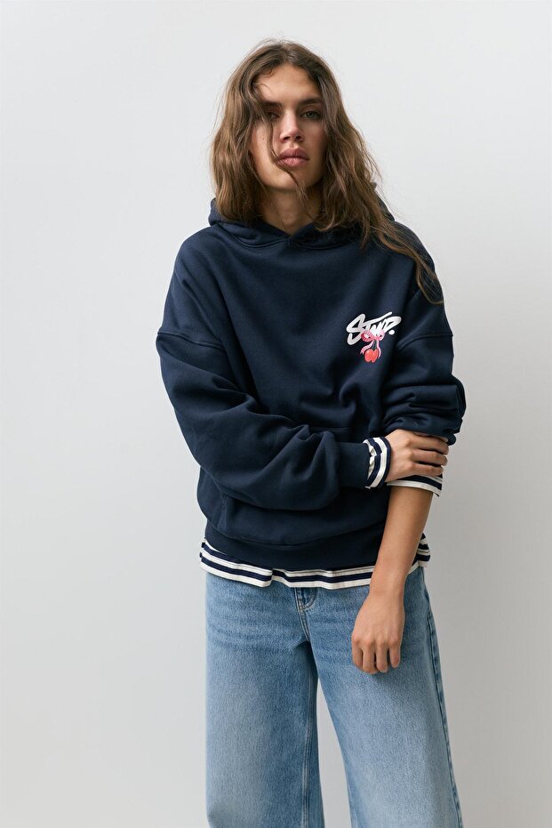 Kapüşonlu STWD kirazlı sweatshirt - 2