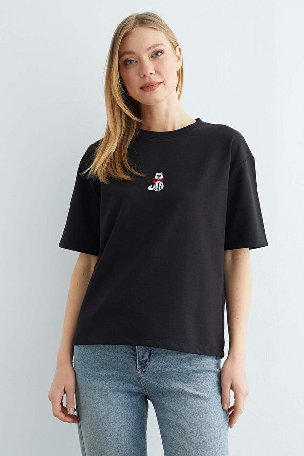 Cat Embroidered Crew Neck Casual T-Shirt
