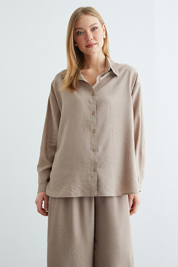 طقم مكون من قطعتين بتصميم كاجوال مع أزرار أساسية وتجاعيد - 2