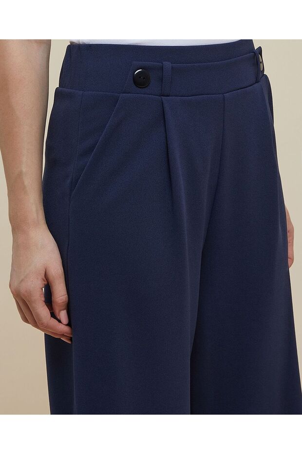 Solid Wide Leg Trousers With Button Closure - 5