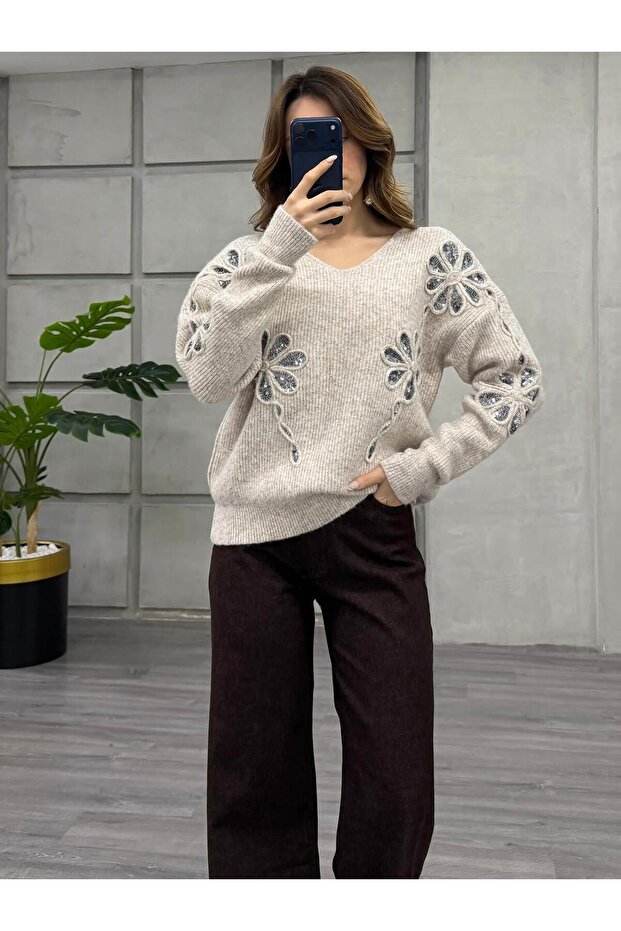 Pullu Çiçek İşlemeli V Yaka Kazak 7718 Bej - 1