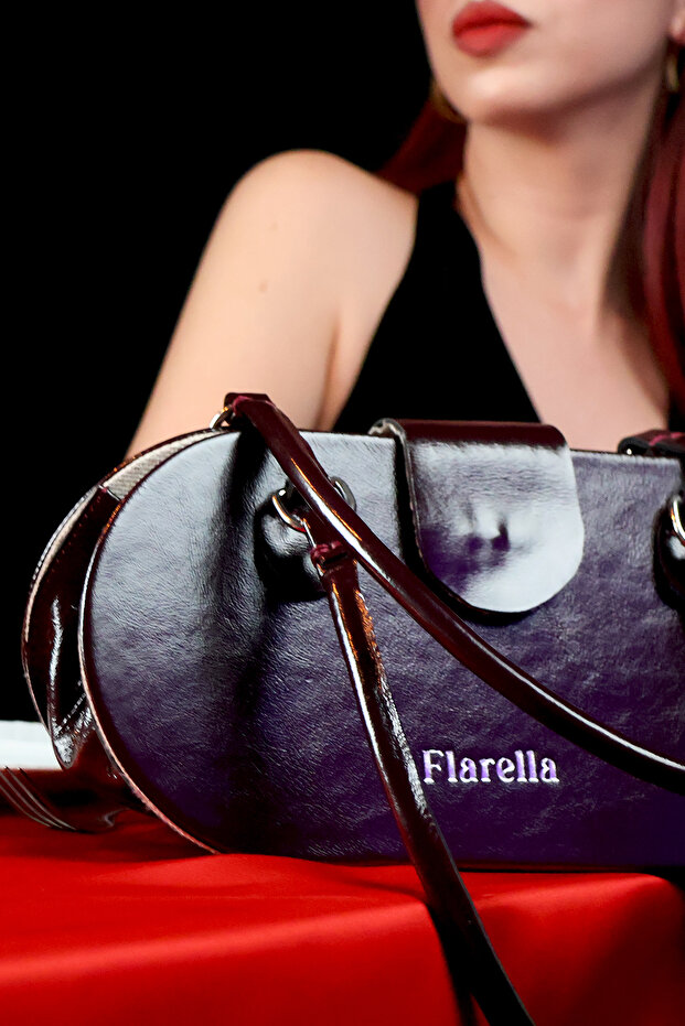 Lip Berry Stylish Design Hand and Shoulder Bag for Evening Events and Social Gatherings