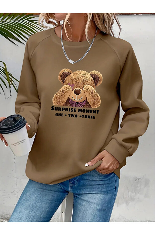 بلوزة نسائية بأكمام طويلة وياقة دائرية وطبعة دب تيدي من الفسكوز بخيطين - 1