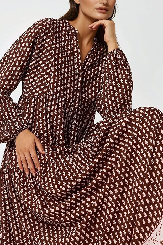 فستان متواضع منقوش برقبة على شكل حرف V - 4