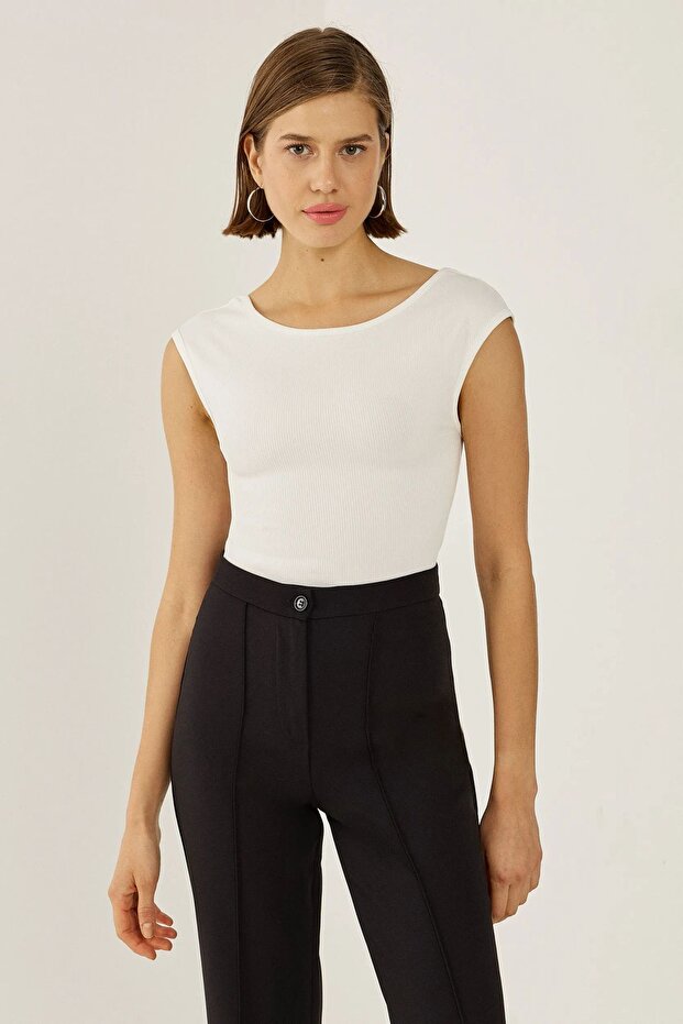 بلوزة قصيرة مفتوحة الظهر - 4