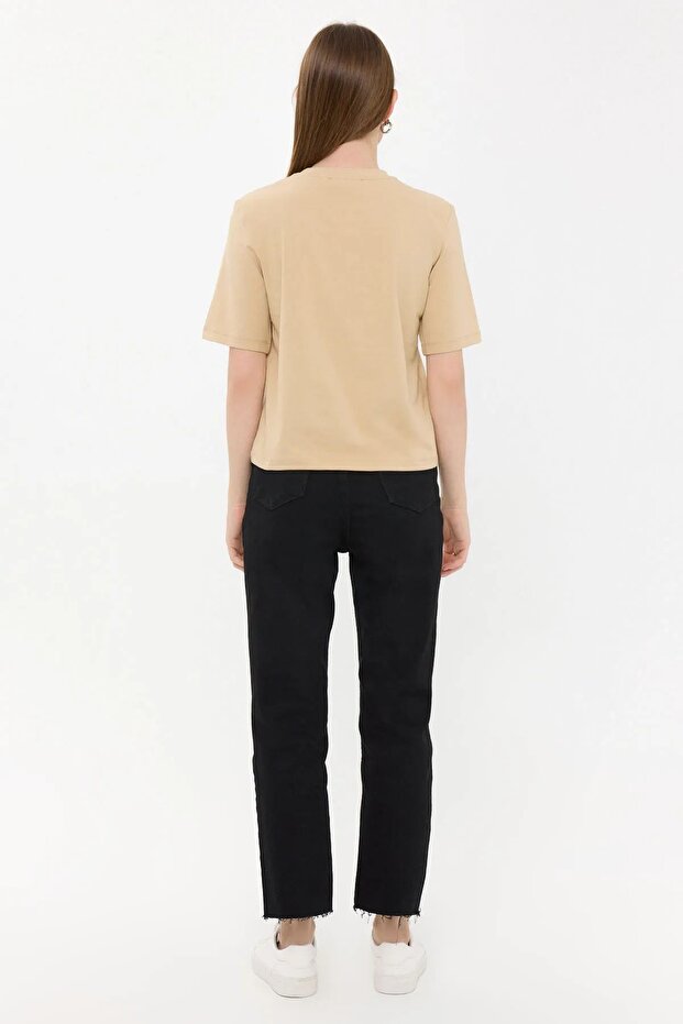 تي شيرت أساسي بأكمام قصيرة وياقة دائرية - 4