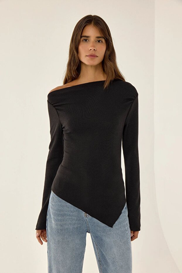 Kayık Yaka Drapeli Asimetrik Örme Bluz - 1