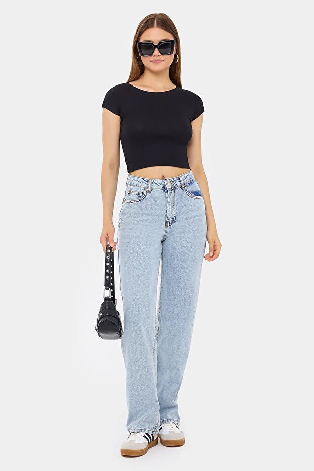 بلوزة قصيرة الأكمام ذات رقبة دائرية أساسية - 2