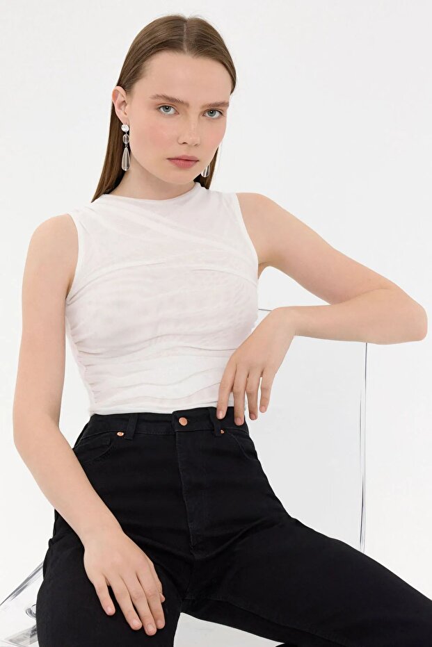 Crew Neck Sleeveless Blouse