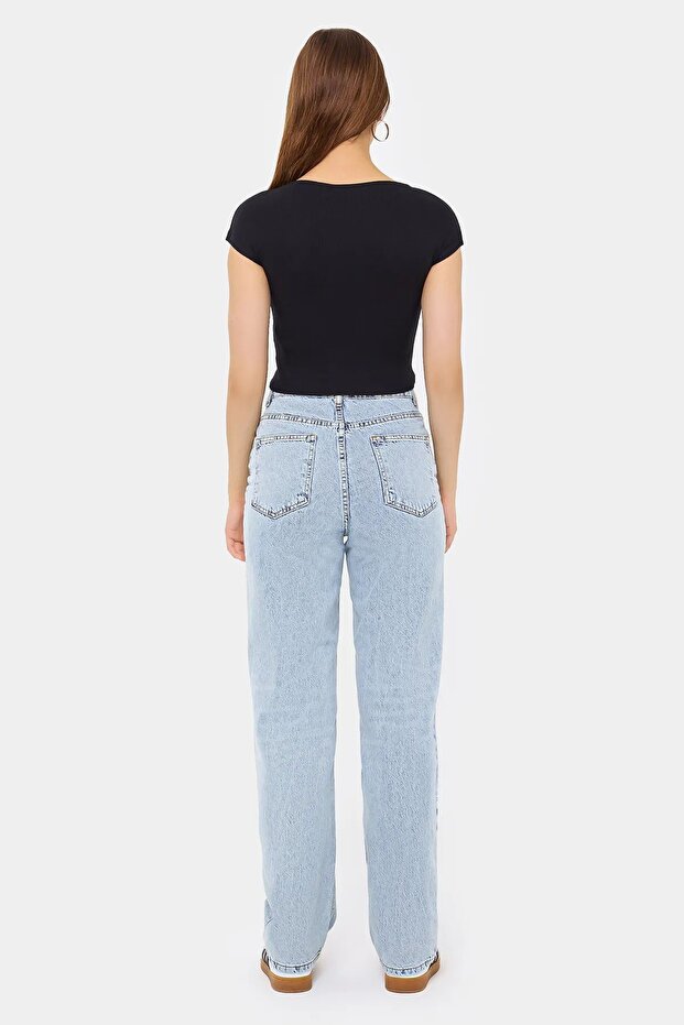 بلوزة قصيرة الأكمام ذات رقبة دائرية أساسية - 4