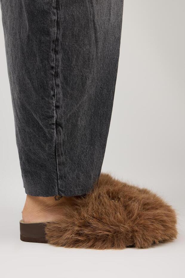Zeya Women's Plush Buckle Brown Slippers