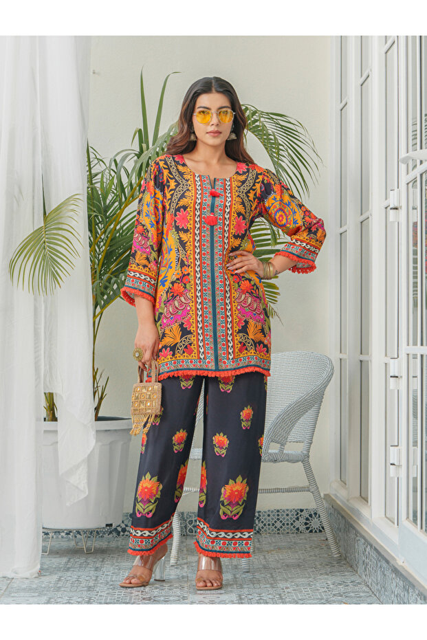 Women Printed Round Neck Tunic and Trousers Co-Ords