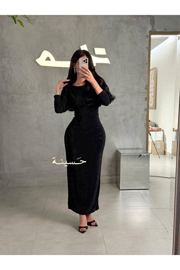 فستان أسود طويل بخيوط لامعة خفيفة