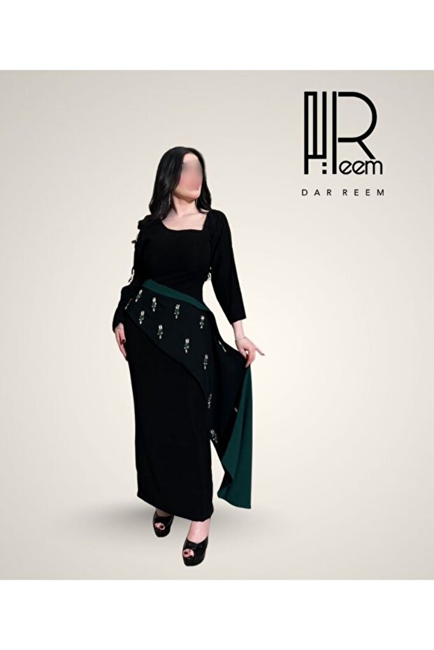 فستان Dar Reemالأسود بحزام الزمرد المرصّع