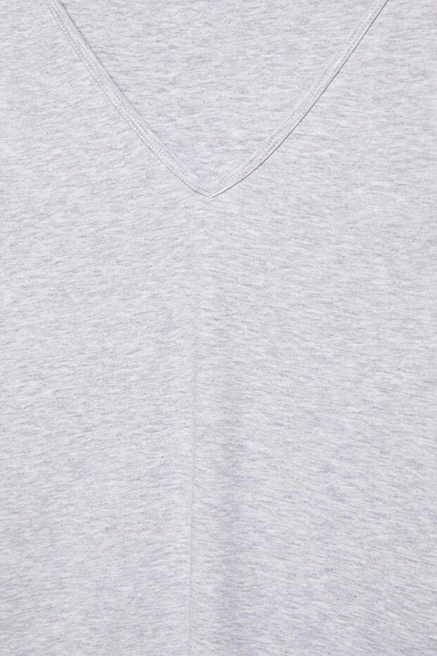 تي شيرت بفتحة رقبة على شكل حرف V - 3