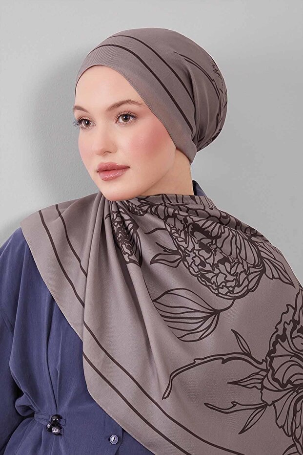 شال من الحرير والصوف بنمط زهرة الصفير باللون الرمادي - 3