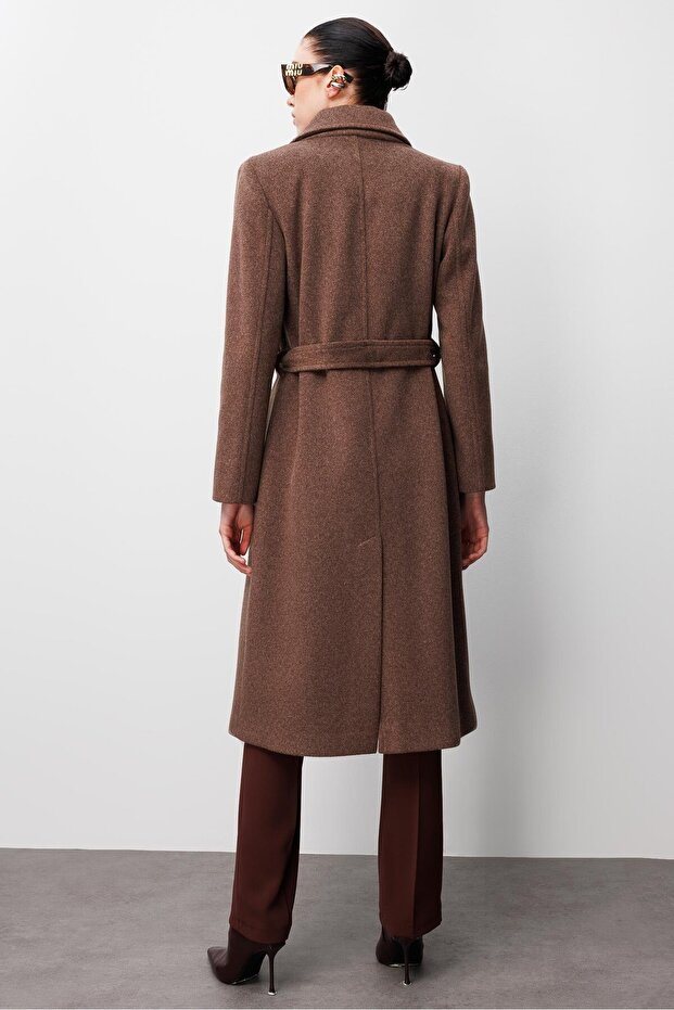 معطف مودالجي بأربعة أزرار وحزام بأزرار على الجهتين باللون البني - 6