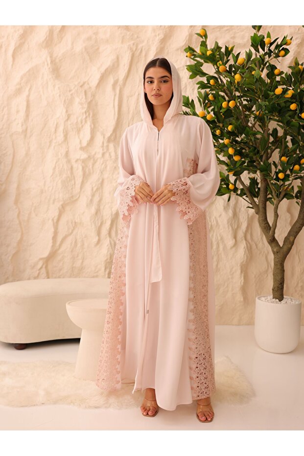 عباية من الدانتيل وخشب الورد