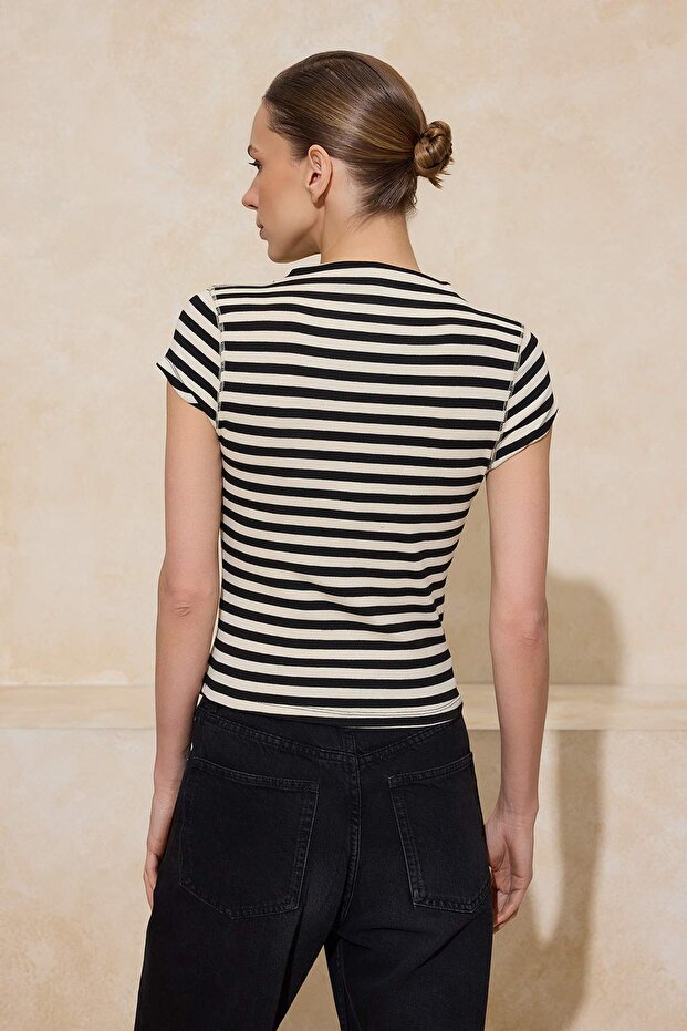 Siyah Çizgili Fitted/Vücuda Oturan Dik Yaka Kısa Kollu Yumuşak Örme Bluz TWOSS26BZ00079 - 4