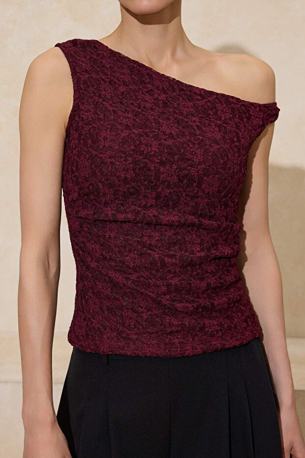 Bordo Fitted/Vücuda Oturan Asimetrik Yaka Düşük Kol Kolsuz Dantel Örme Bluz TWOSS26BZ00077 - 3