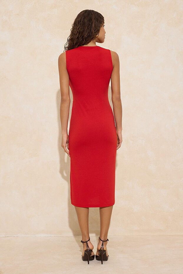 Kırmızı Bodycon Kolsuz Aksesuar Detaylı Midi İnterlok Örme Elbise TWOSS26EL00016 - 4
