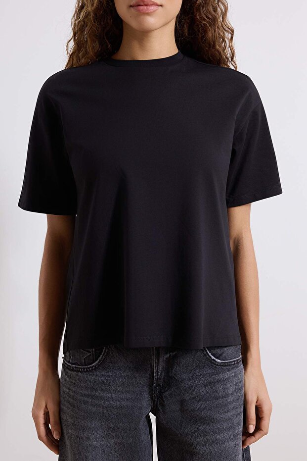 Siyah %100 Süprem Oversize/Geniş Kesim Asimetrik Sırt Detaylı Örme T-Shirt TWOSS25TS00040 - 3