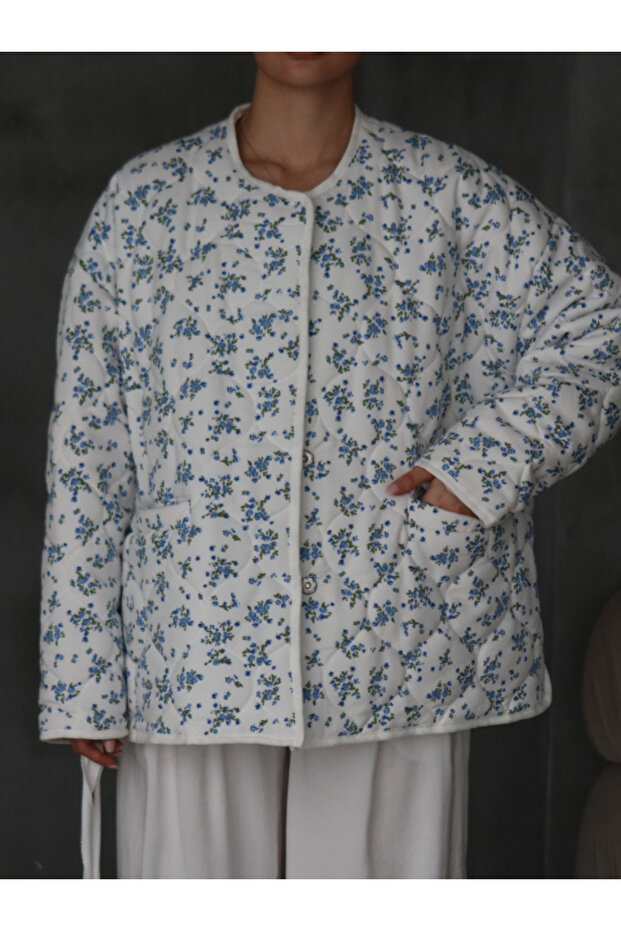 سترة كابيتون كبيرة الحجم مع حقيبة مزينة بالزهور - 5