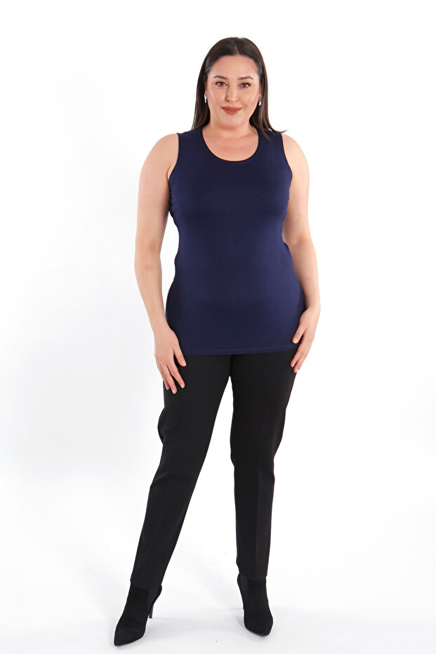 بلوزة (تي شيرت) أساسية بحزام عريض باللون الأزرق الداكن مقاس كبير - 4