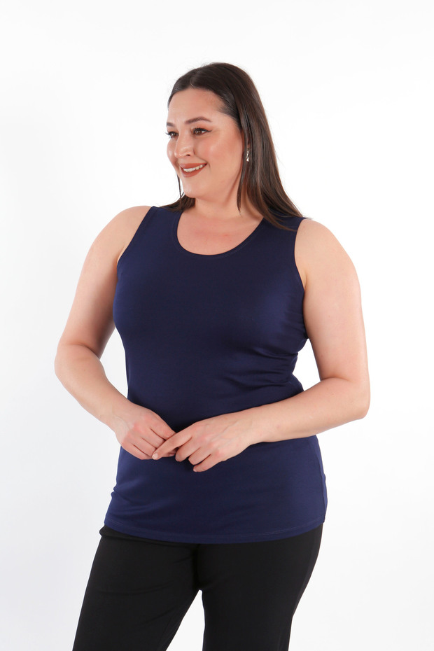 بلوزة (تي شيرت) أساسية بحزام عريض باللون الأزرق الداكن مقاس كبير - 5