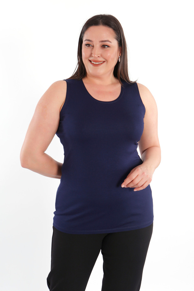 بلوزة (تي شيرت) أساسية بحزام عريض باللون الأزرق الداكن مقاس كبير - 1