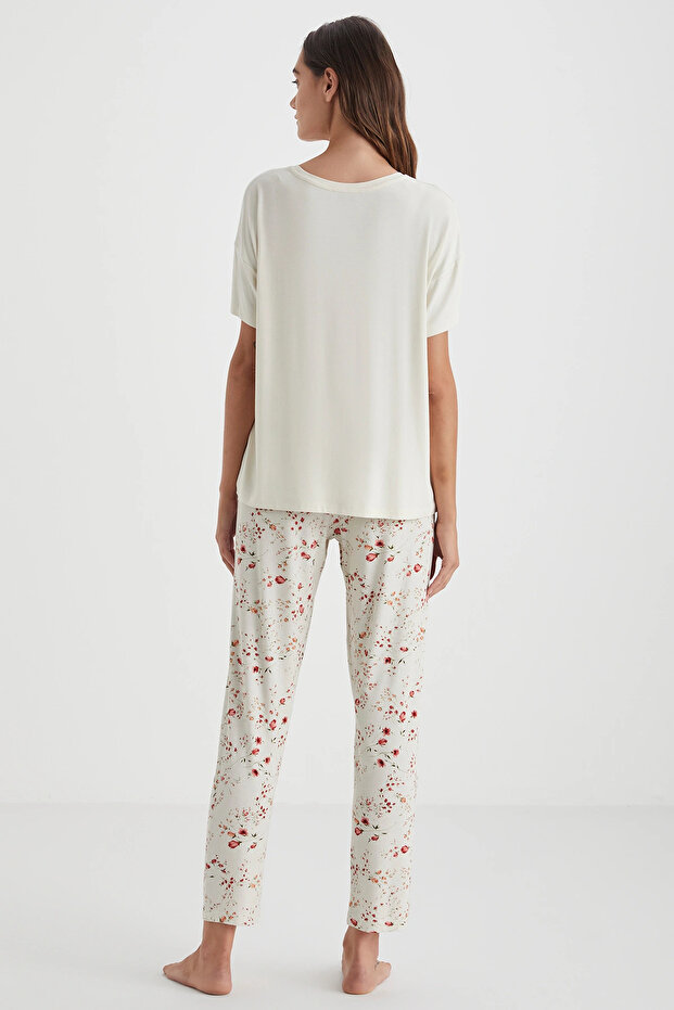 طقم بيجامة منقوشة بالزهور - 4