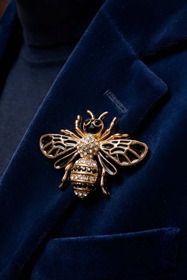 Arı Işlemeli Taşlı Gold Broş