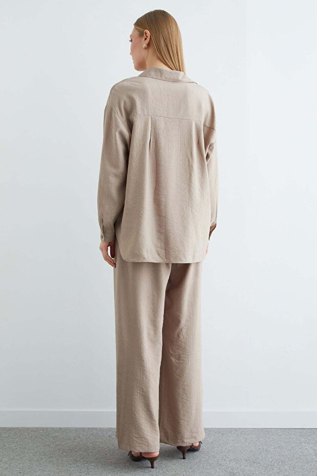 طقم مكون من قطعتين بتصميم كاجوال مع أزرار أساسية وتجاعيد - 6