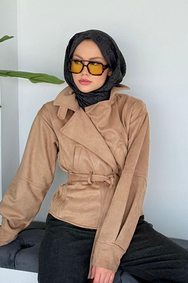 سترة قصيرة من جلد الغزال باللون الجملي